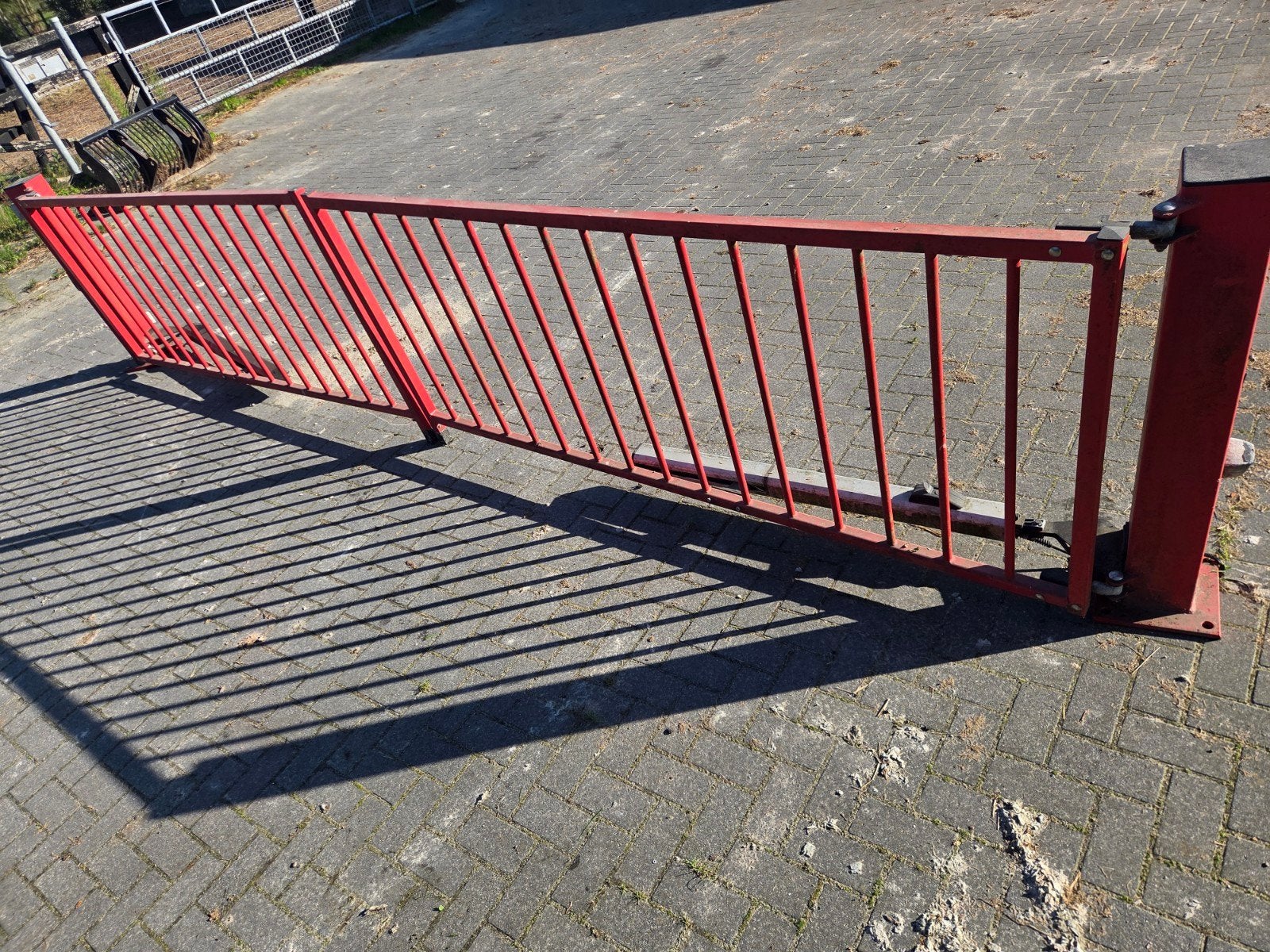 Rood metalen hek met automatische poortopener, Ophalen, Gebruikt, IJzer, Scharnier