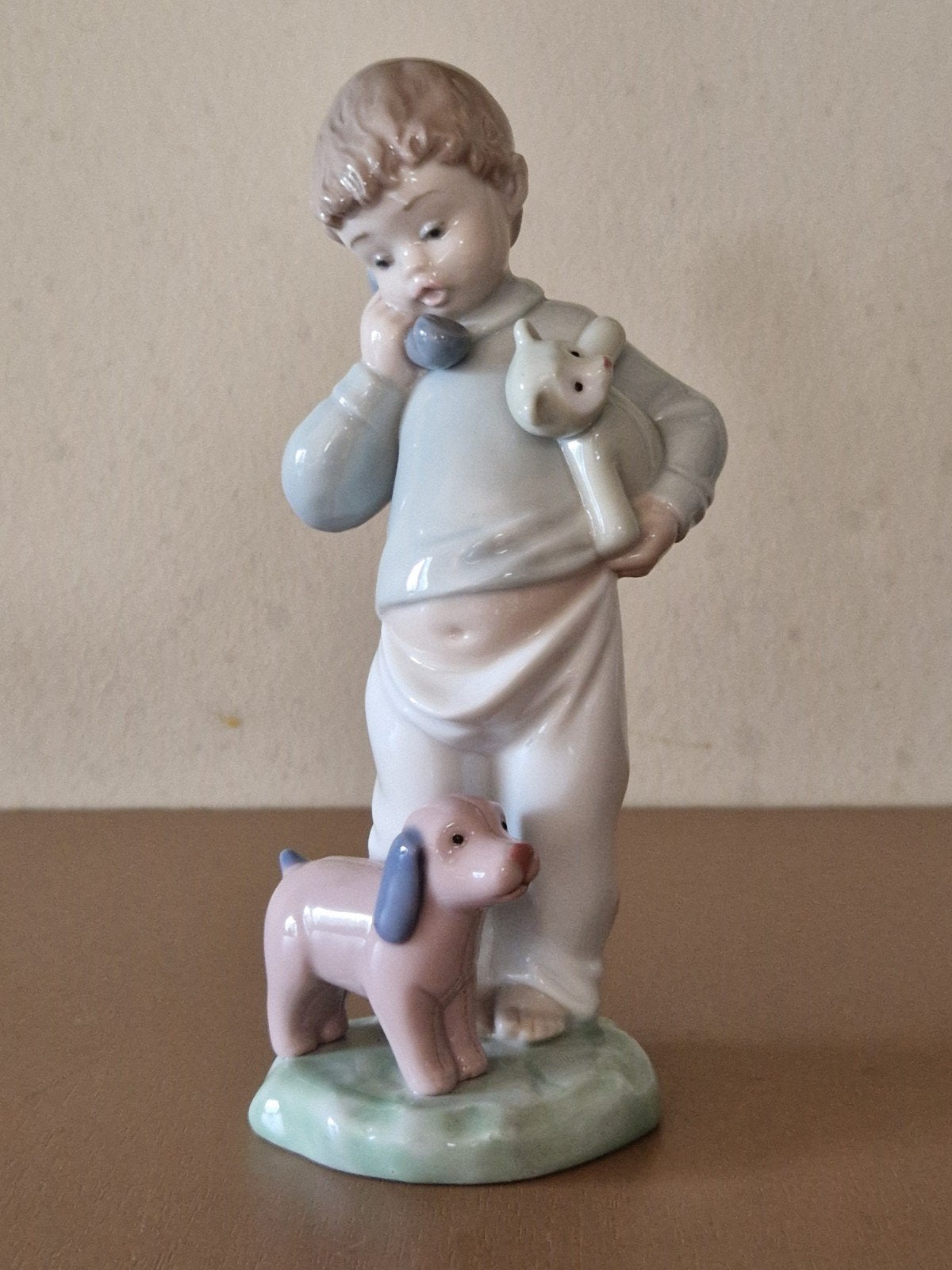 NAO by Lladró beeldje: Jongen met hond en teddybeer, Verzamelen, Ophalen of Verzenden, Zo goed als nieuw