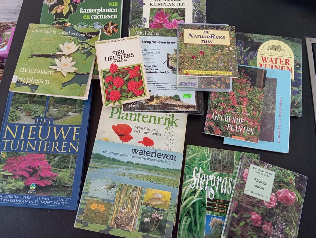 Stapel tuin boeken, Ophalen, Gelezen, Natuur algemeen