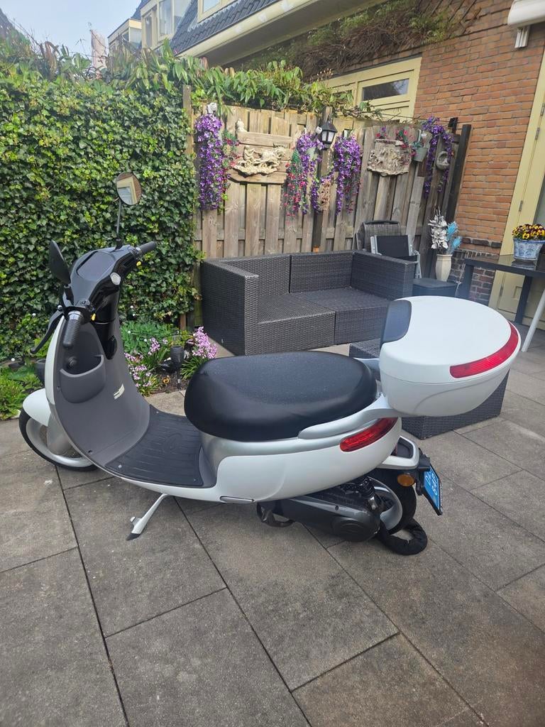 Elektrische AGM scooter met topkoffer - Zo goed als nieuw, Ophalen, Zo goed als nieuw, Overige merken