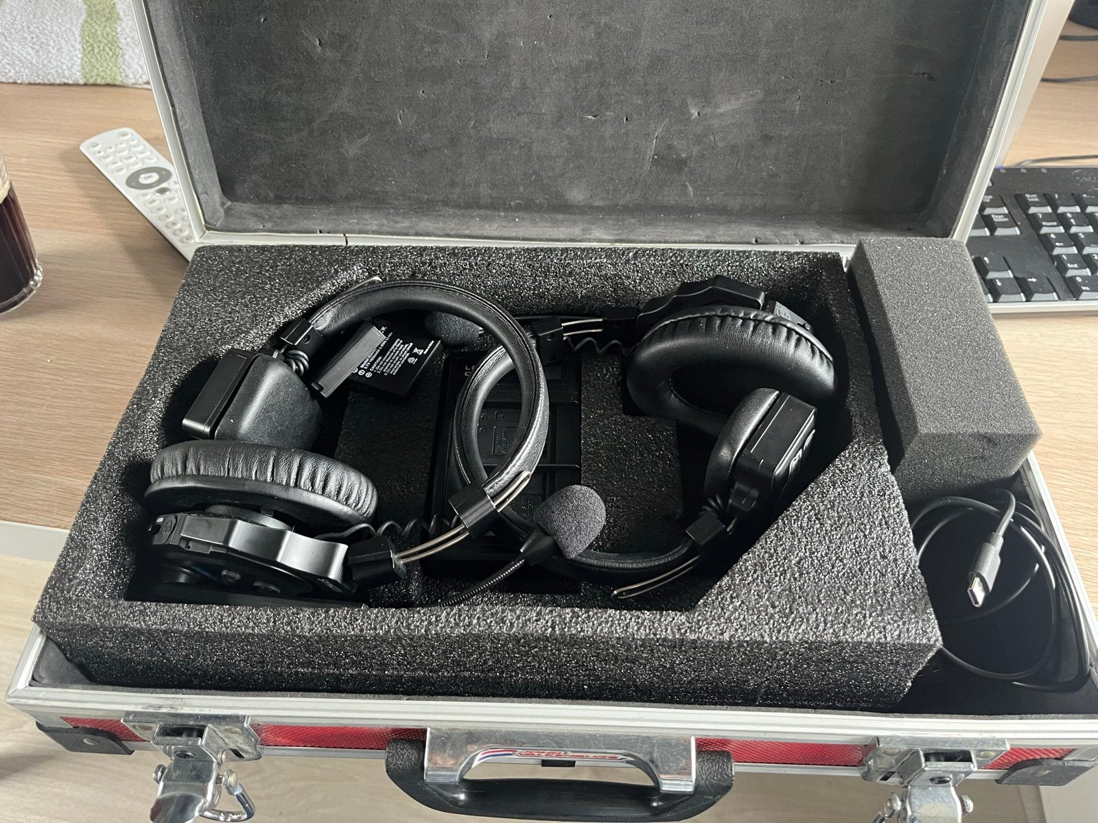 Draadloze headset Synco met microfoon en oplader in koffer, Computers en Software, Ophalen of Verzenden, Zo goed als nieuw, Over-ear