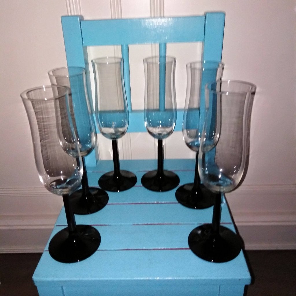 Champagne glazen op zwarte voet set van 6, Huis en Inrichting, Keuken | Servies, Ophalen, Glas of Glazen, Overige stijlen, Glas