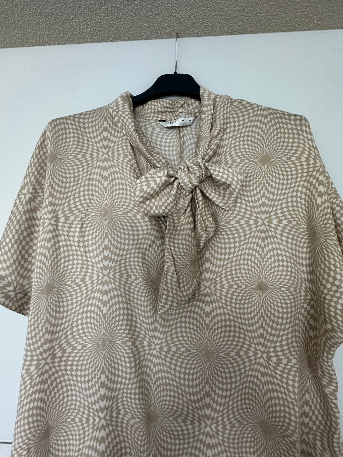 Summum blouse met strikkraag en geometrische print, Ophalen of Verzenden, Zo goed als nieuw, Maat 42/44 (L), Beige