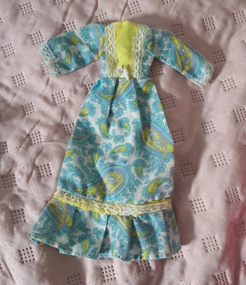 Sindy 1973 lounger dress blauw met witte strik, Verzamelen, Poppen, Ophalen of Verzenden, Gebruikt, Kleertjes