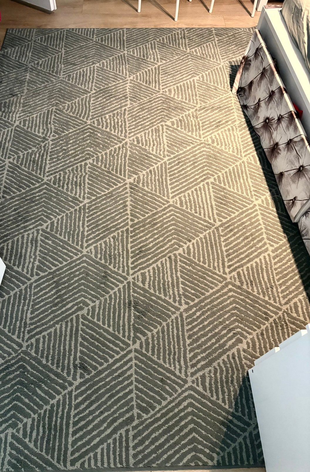 Modern grijs vloerkleed met geometrisch patroon