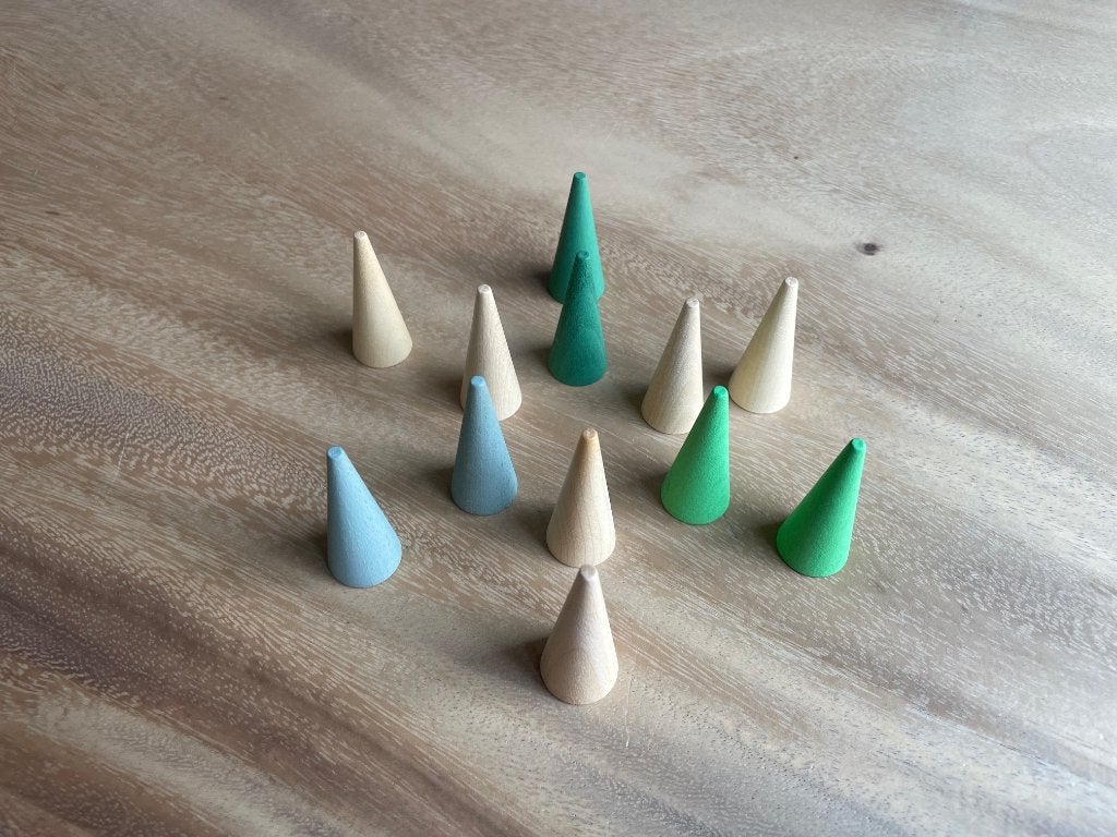 Grapat 12x groene & houten kegels, Kinderen en Baby's, Speelgoed | Houten speelgoed, NL, Nieuw, Ophalen of Verzenden, Info@handmadebycharlie.nl