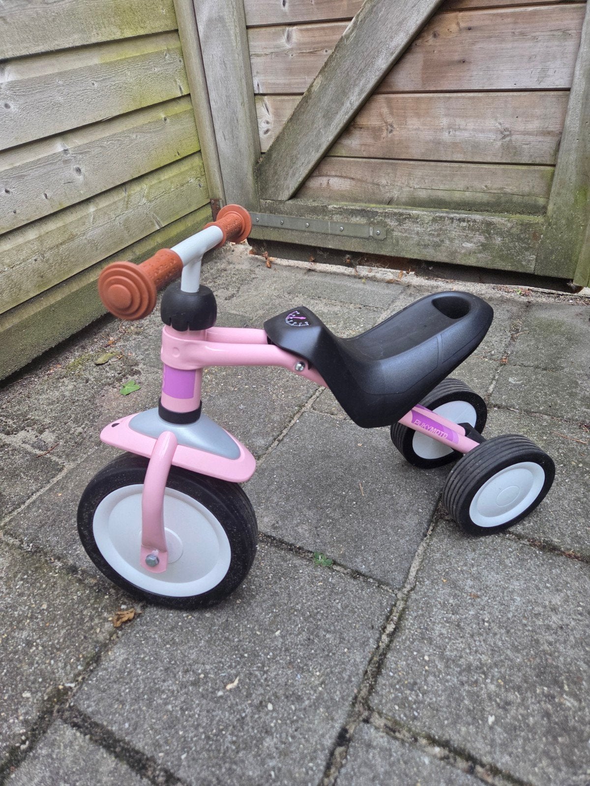 Pukymoto Loopfiets Retro Roze - Zo goed als nieuw, Kinderen en Baby's, Ophalen, Zo goed als nieuw, Loopfiets