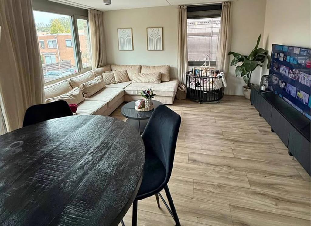 Ronde eettafel met 3 stoelen - Moet vandaag weg!, Huis en Inrichting, Tafels | Eettafels, Ophalen, Gebruikt, 100 tot 150 cm, Rond
