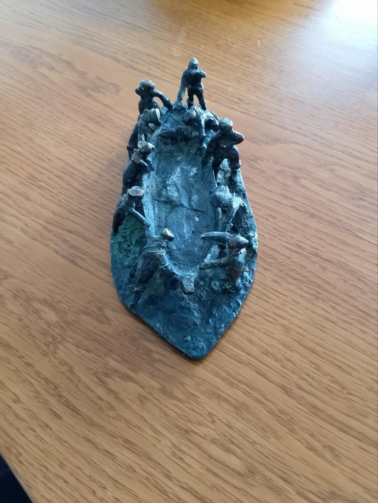 Bronzen sculptuur: Groep mensen in boot alleen ophalen, Ophalen, Groep mensen, Handgemaakt, Minder dan 20 cm