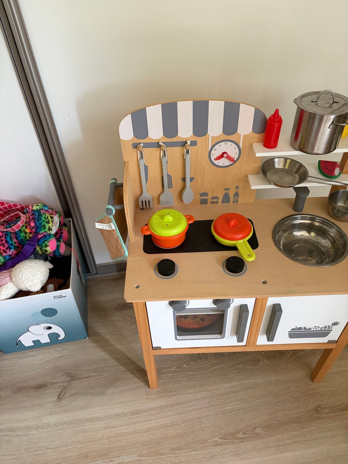 Houten speelkeuken met accessoires en speelgoedeten, Ophalen of Verzenden, Gebruikt, Meubelstuk of Keukentje