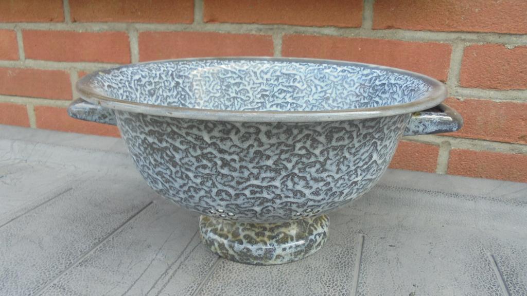 grijsgewolkt emaille vergiet op voet, doorsnee 26cm, Ophalen of Verzenden