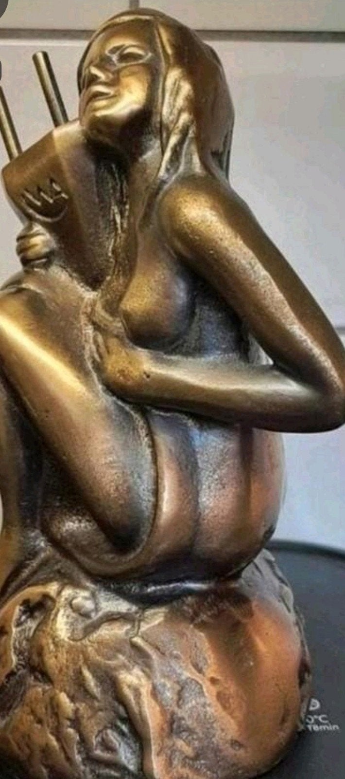 Bronzen beeld van zittende vrouw met boek, gesigneerd, Antiek en Kunst, Kunst | Beelden en Houtsnijwerken, Ophalen of Verzenden
