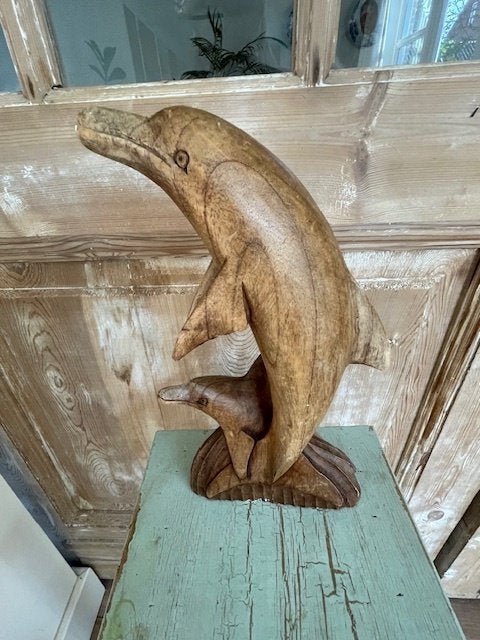 Houtsnijwerk / vintage beeld van hout. Dolfijn met kalf., Ophalen, Handgemaakt, 20 - 50 cm, Beeld