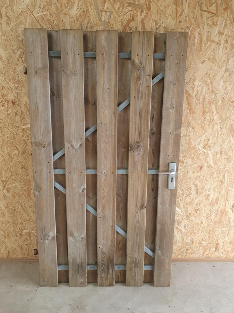 Poortdeur van verduurzaamd hout met stalen frame, Ophalen, Gebruikt, Draaipoort, 150 tot 200 cm