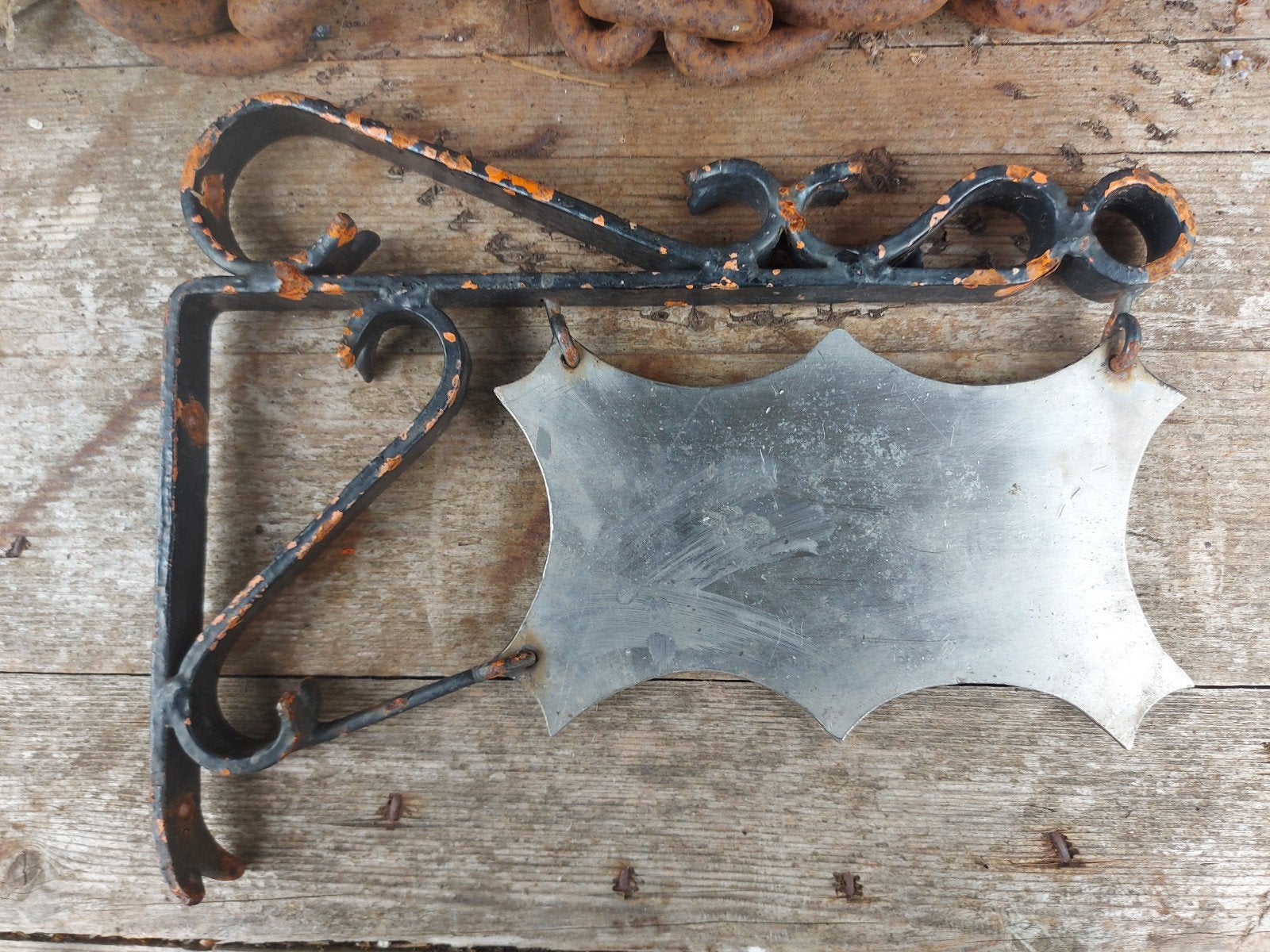 Antiek handgesmeed klein uithangbordje met rvs blad, Ophalen of Verzenden