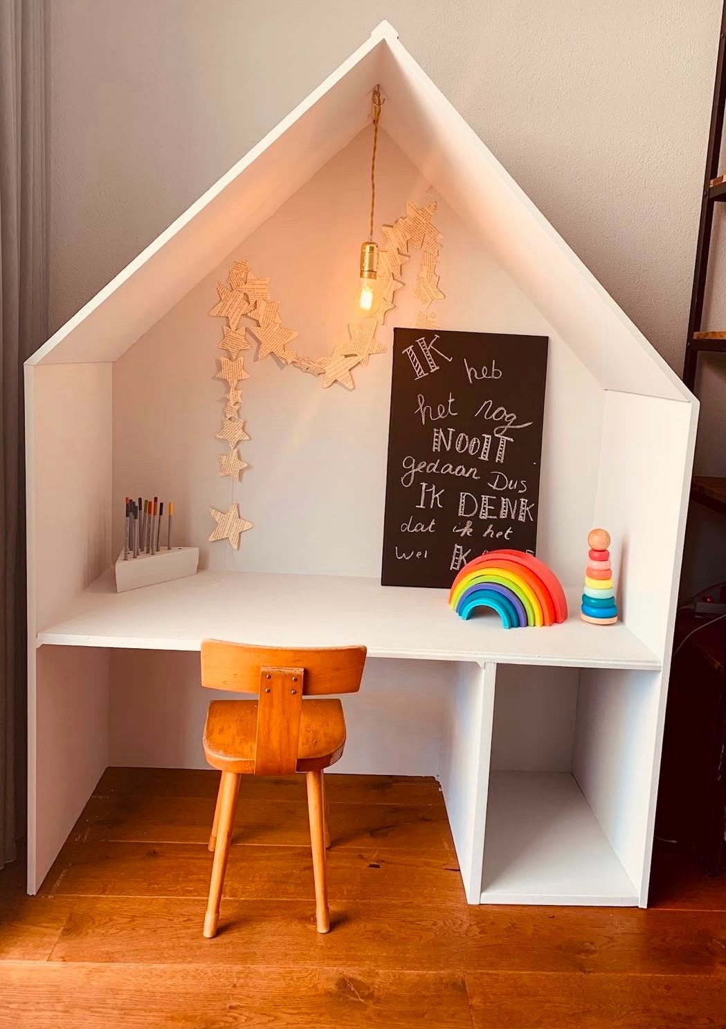 Zelfgemaakt kinderbureau in huisvorm met lampje, Ophalen, Opbergruimte, Hout, Kinderbureau