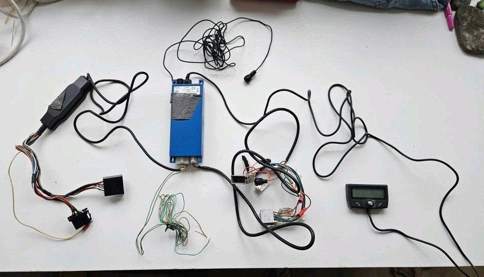 Parrot CK3100N Bluetooth Carkit icl bekabeling en houder, Ophalen of Verzenden, Gebruikt