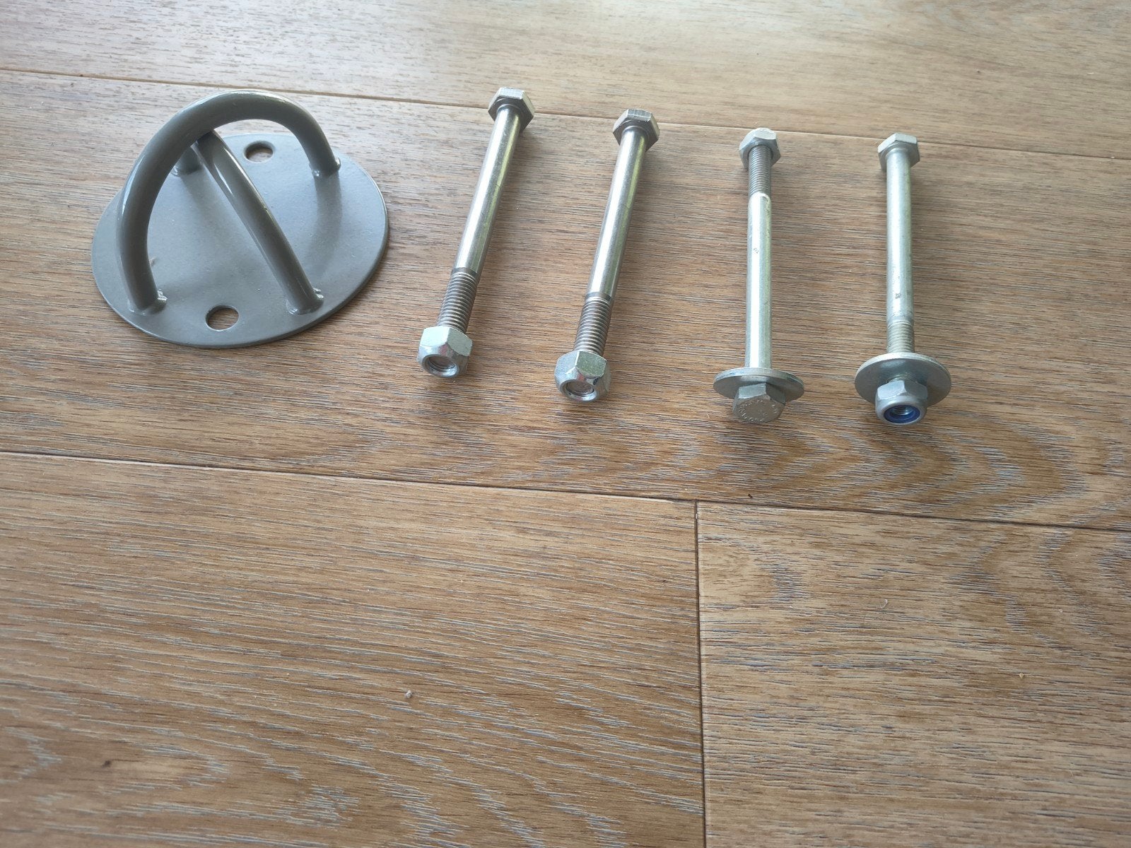 Bevestigingsset: Oogplaat en diverse bouten, Ophalen, Gebruikt, 50 tot 100 mm, Bouten of Moeren