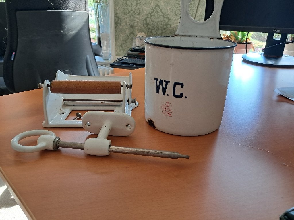 Oud emaille voor wc, Ophalen