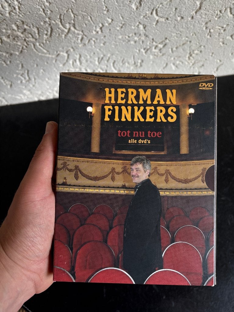 Herman Finkers - Tot nu toe - DVD box - Mooie staat, Cd's en Dvd's, Dvd's | Cabaret en Sketches, Gebruikt, Alle leeftijden, Ophalen of Verzenden