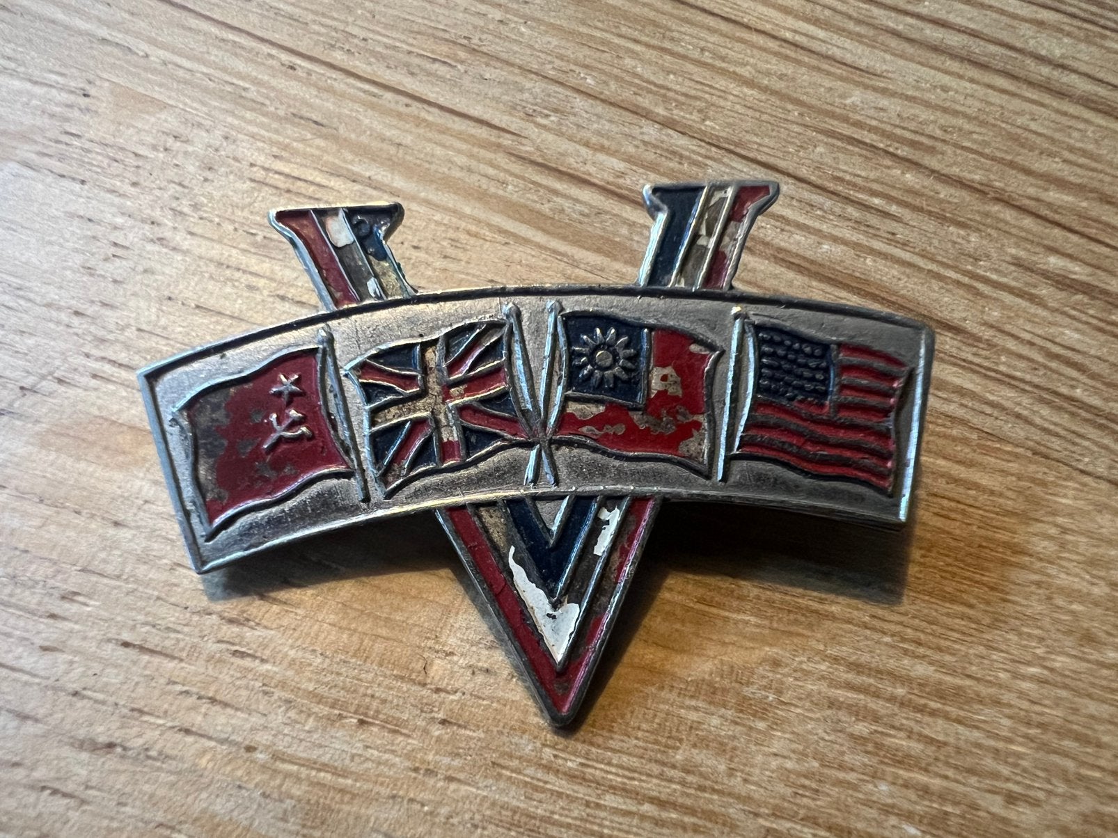 Zeldzame Victory speld WW2, Ophalen of Verzenden, Overige soorten, Nederland, Embleem of Badge
