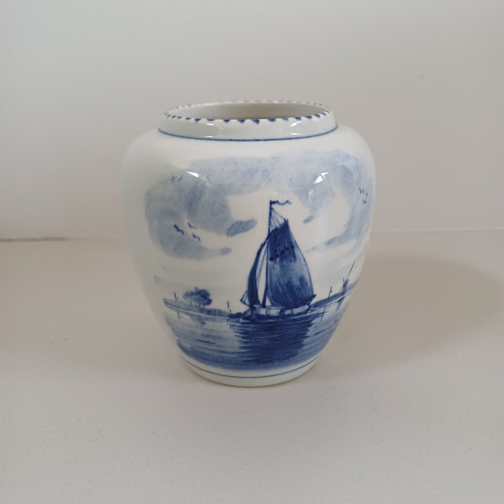 Delfts Blauw Vaasje met Zeilschip en Bloemmotief, Antiek en Kunst, Ophalen of Verzenden