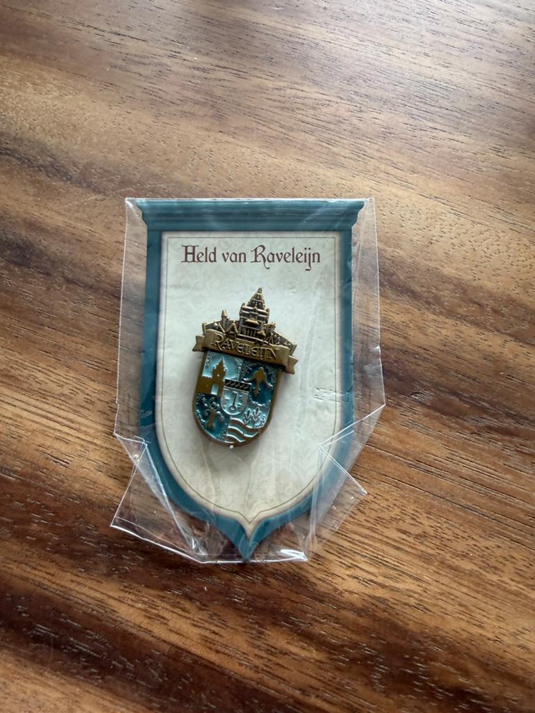 Efteling pin Ravelijn op kaartje, Ophalen of Verzenden, Zo goed als nieuw, Button of Speldje