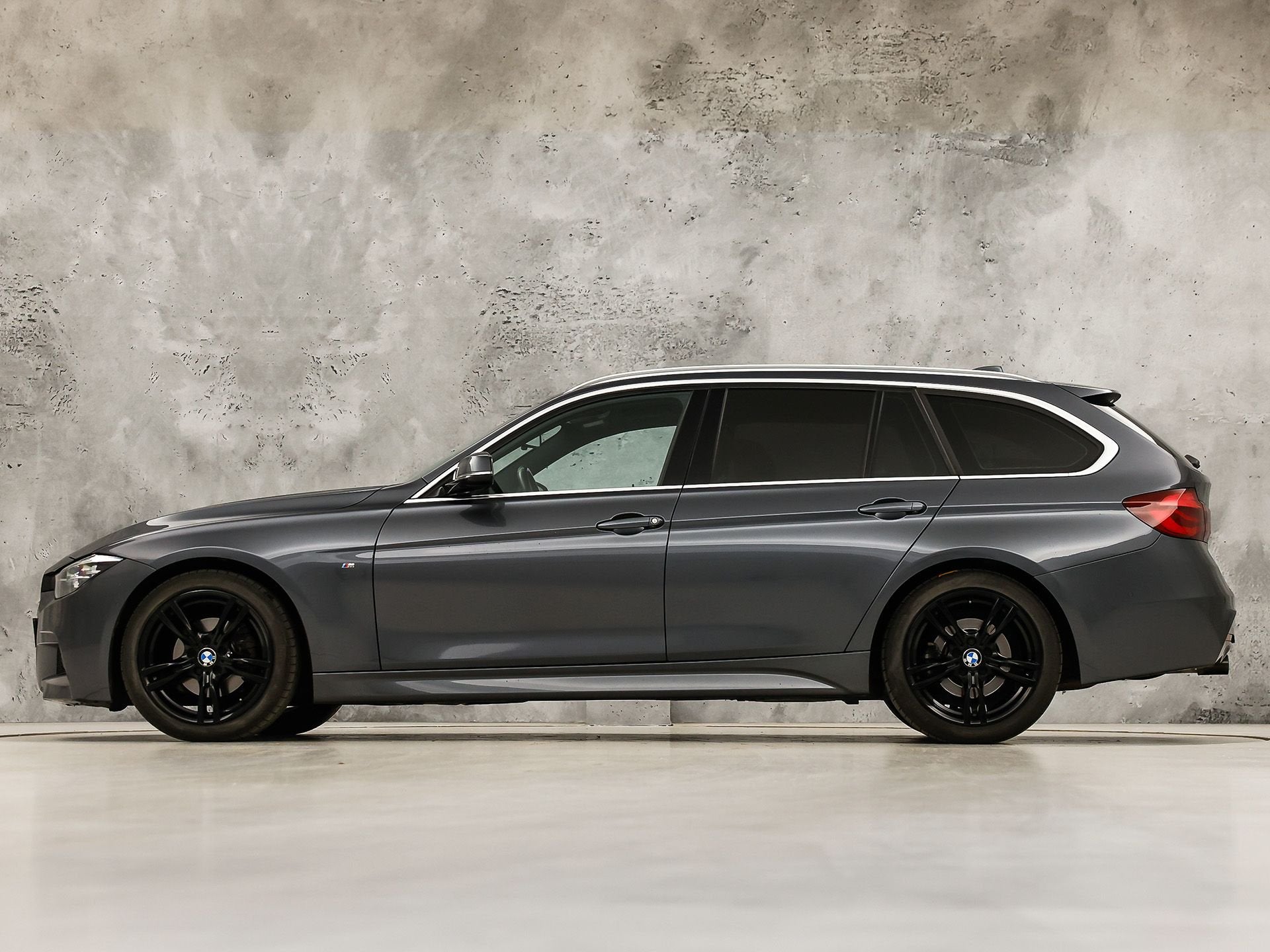 BMW 3 Serie 318i M Sport Automaat (PANORAMADAK, M PAKKET, GR, Auto's, Automaat, Gebruikt, Euro 6, 1465 kg