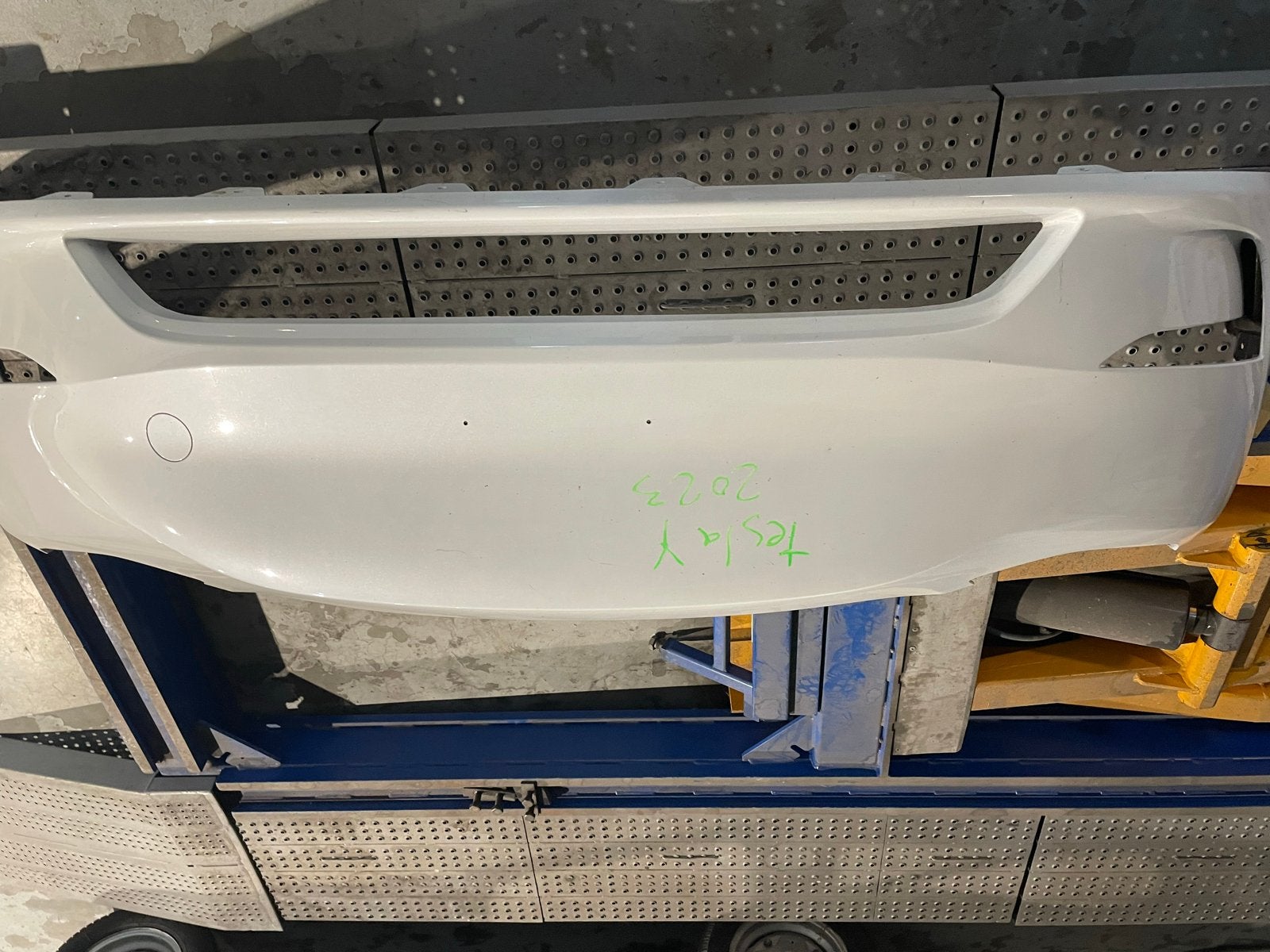 Spatbord en Bumper Tesla Model Y 2023 Wit - Gebruikt