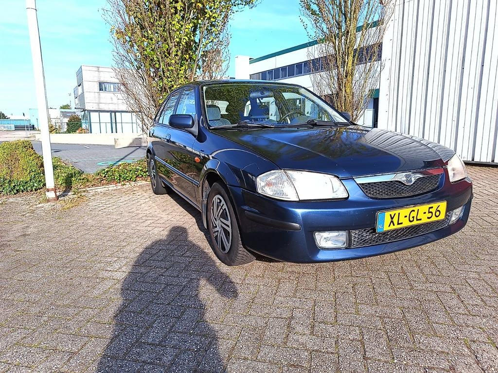 Mazda 323f fastback 1.5 F LX 1999 Blauw nieuwe apk!!, Auto's, 1498 cc, 4 cilinders, 49 €/maand, Origineel Nederlands