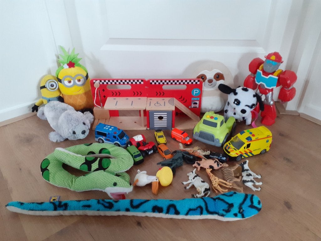 Gratis! Speelgoed: houten garage, robot, (minion) knuffels, Ophalen of Verzenden, Zo goed als nieuw