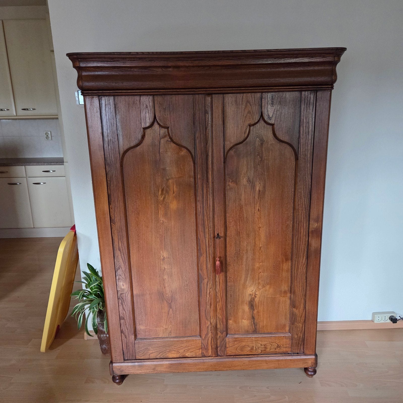 Antieke houten kast met twee deuren, Ophalen of Verzenden