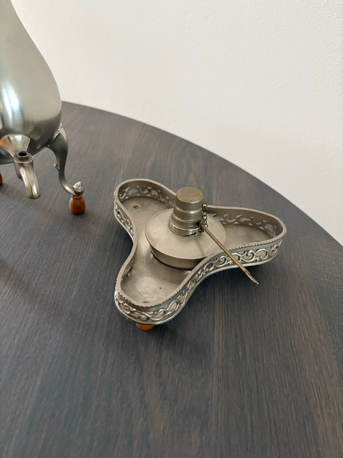Antieke tinnen theeketel met brander, Ophalen