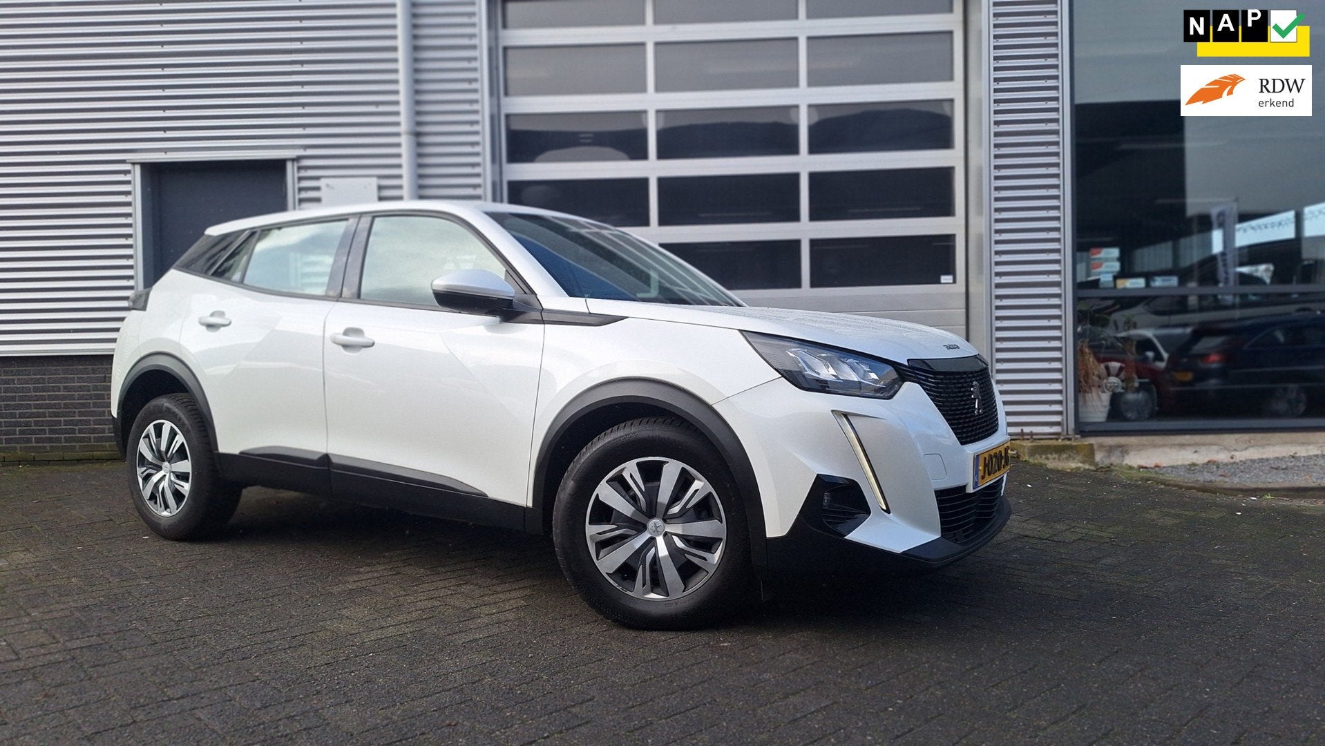 Peugeot 2008 1.2 PureTech Active /Wit Metalic/Navigatie/Pdc, Auto's, 101 pk, Gebruikt, Euro 6, 1199 cc