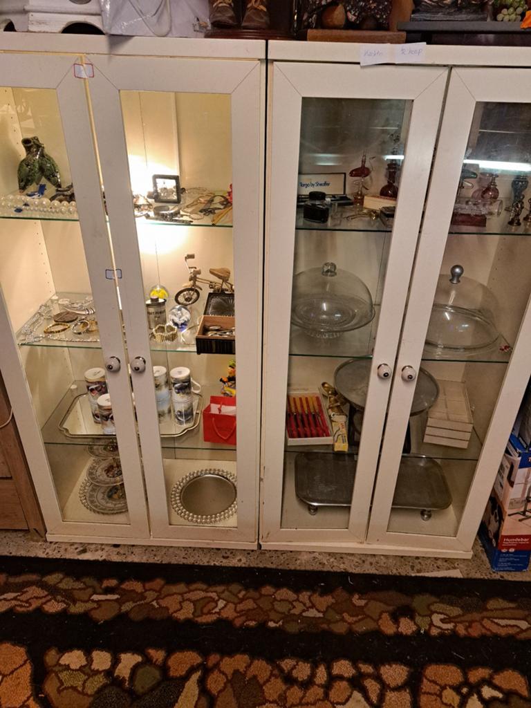 Twee witte vitrinekasten met glazen deuren, Huis en Inrichting, Ophalen, Glas, 50 tot 100 cm, Modern