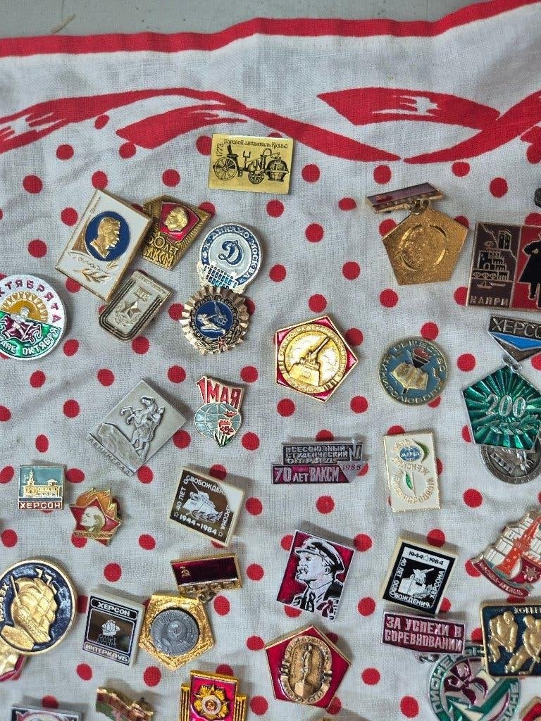 Russische medailles speldjes op kleedje, jaren '80, Verzamelen, Ophalen of Verzenden, Landmacht, Overige gebieden, Lintje, Medaille of Wings