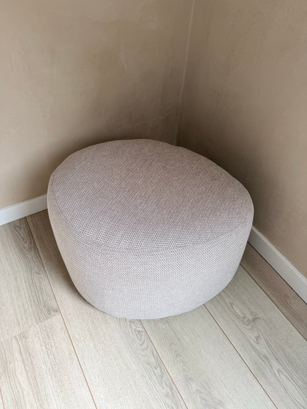 Stijlvolle poef beige taupe creme - Zo goed als nieuw, Ophalen, Minder dan 50 cm, 50 tot 75 cm, Zo goed als nieuw