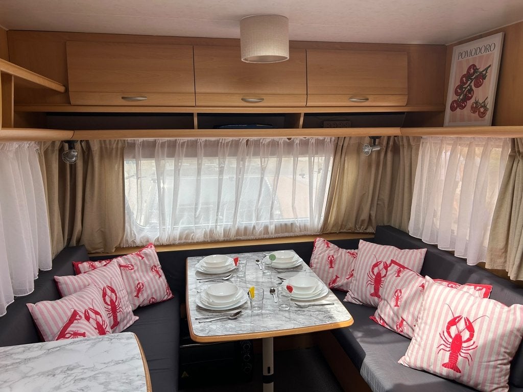Dethleffs 490 TK (1999) gezinscaravan incl voortent & luifel, Rondzit, Dwarsbed, Particulier, Oven