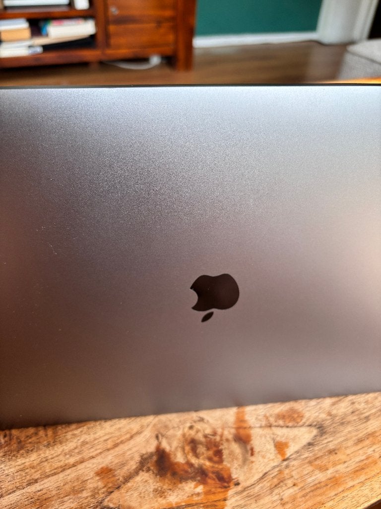 Foto 10 van MacBook Pro 15" (2018) – 2.2 GHz 6-Core i7 / 16GB / 1TB SSD