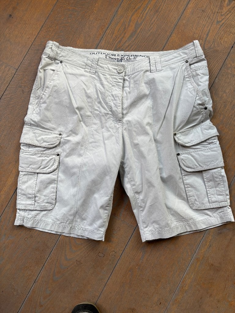 Haast nieuwe zacht grijze dames bermuda XL, Kort, Maat 46/48 (XL) of groter, Ophalen of Verzenden, Zo goed als nieuw