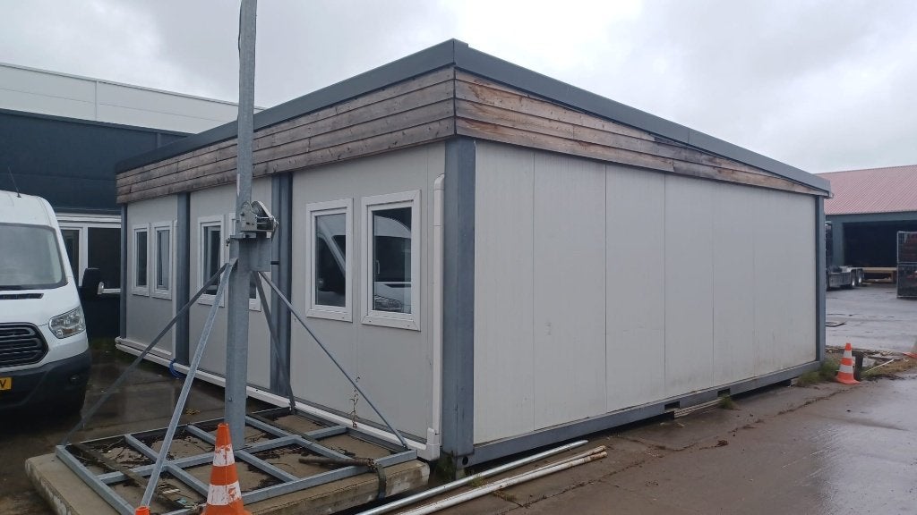 Kantoorgebouw, 3 geschakelde units, ca. 7 x 8.50 meter, Ophalen