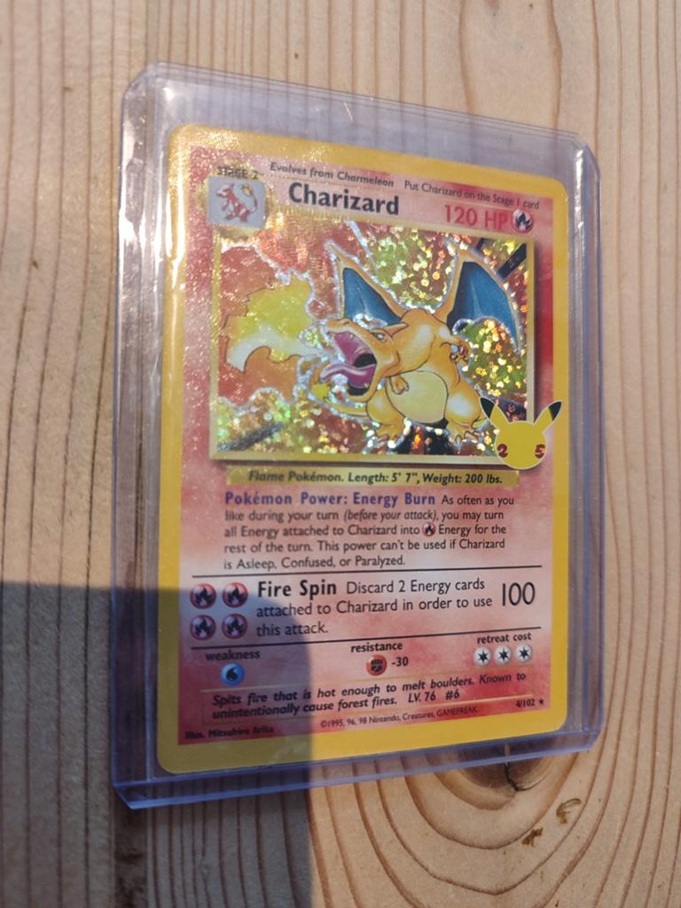 Pokémon Charizard 25th Anniversary Kaart, Hobby en Vrije tijd, Ophalen of Verzenden, Gebruikt, Losse kaart, Foil
