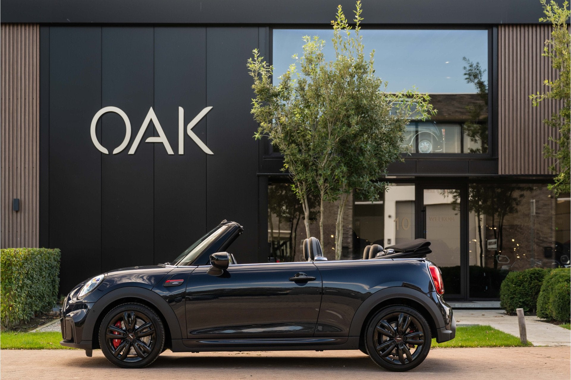 MINI Cabrio 2.0 John Cooper Works F1 Aut. | Navi | JCW-Stoel, 232 pk, Gebruikt, Zwart, 14 km/l