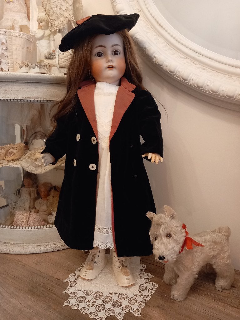 Antiek fluwelen poppen jasje met baret.uit Frankrijk., Verzamelen, Ophalen of Verzenden, Zo goed als nieuw, Kleertjes