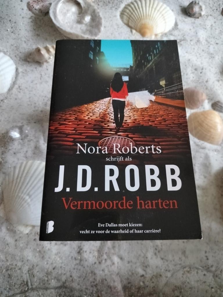 J.D. Robb - Vermoorde harten - Nora Roberts, Boeken, Ophalen of Verzenden, Gelezen