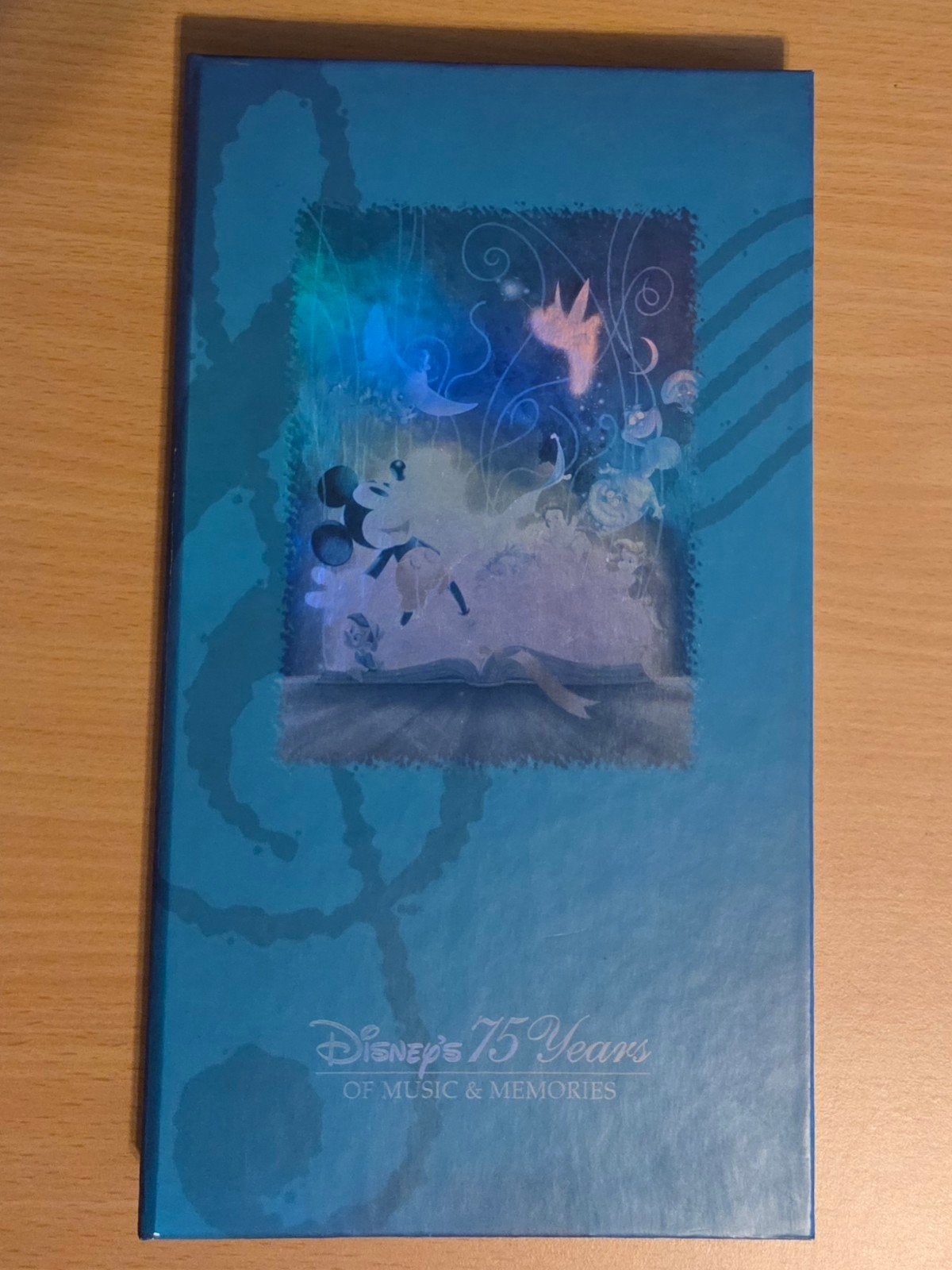 Disney 75 Years of Music & Memories Luxe 3 CD Boxset, Verzamelen, Disney, Ophalen of Verzenden, Zo goed als nieuw