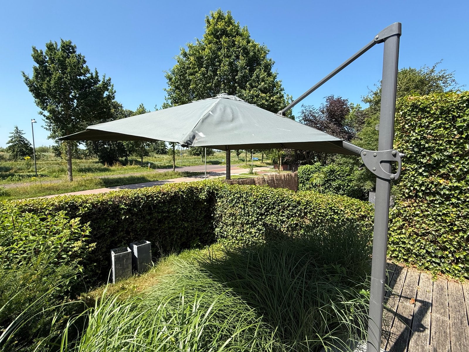 Zweefparasol - Grote parasol 3x3 m met mankementen, Tuin en Terras, Ophalen, Gebruikt, Kantelbaar, Zweefparasol