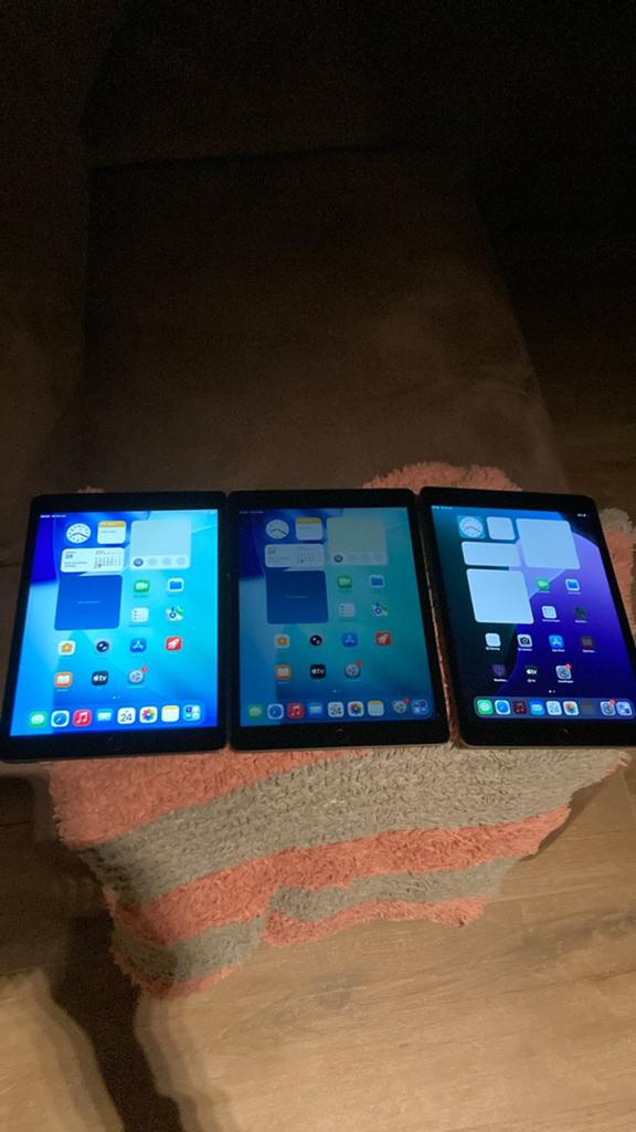 3x Apple ipad 8 wifi/5G simkaart model,nieuwste update 26.5, Computers en Software, Apple iPads, Ophalen of Verzenden, Zo goed als nieuw