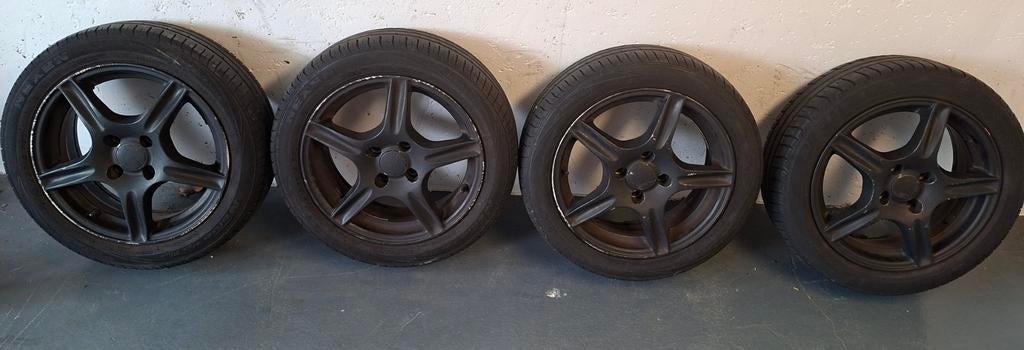 15 inch zwarte lichtmetalen velgen met zomerbanden – 4x100, Auto-onderdelen, Banden en Velgen, 15 inch, Banden en Velgen, Ophalen of Verzenden