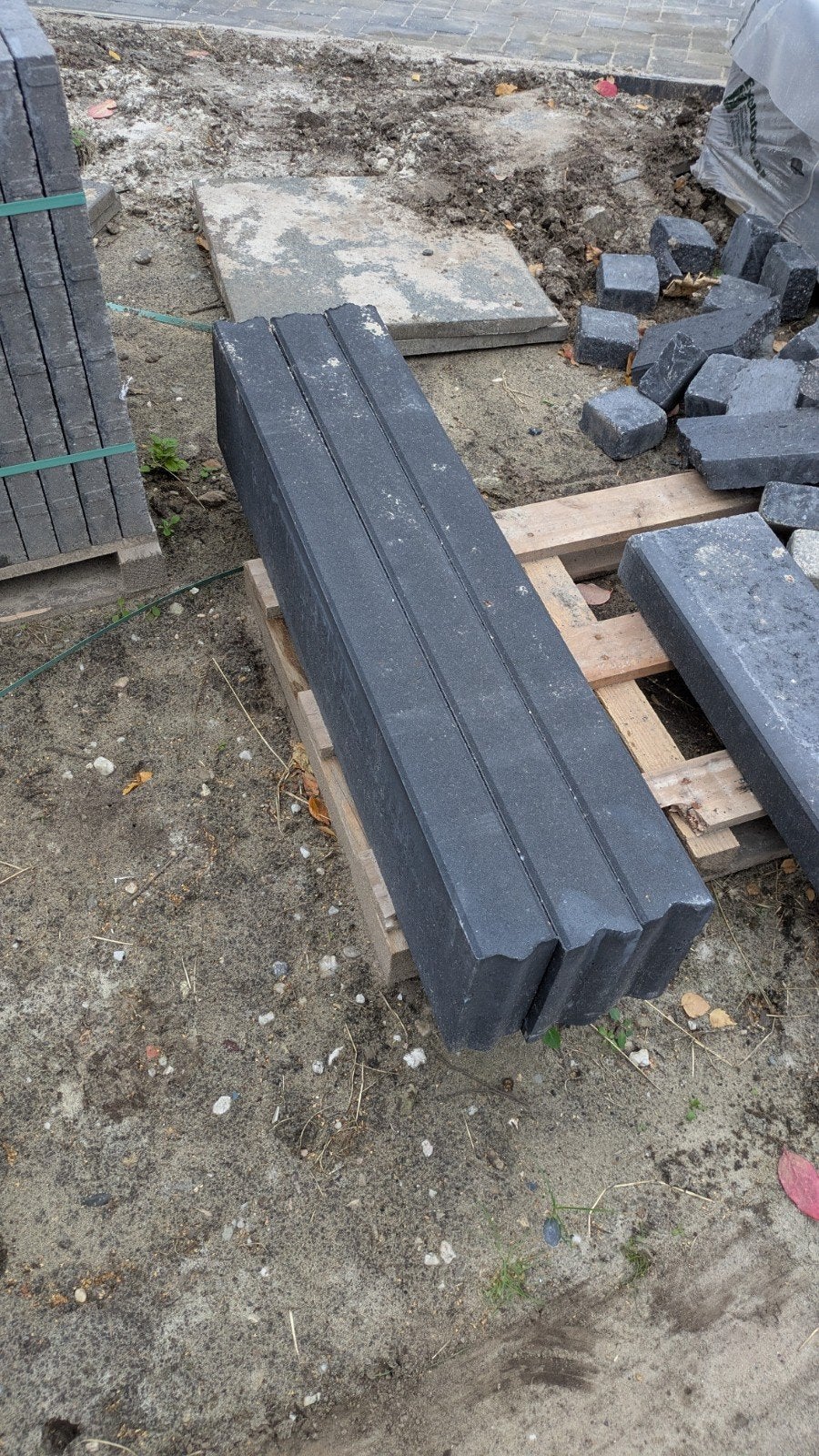 Donkergrijze betonnen opsluitbanden, Ophalen, Gebruikt, Overige typen, 10 m² of meer